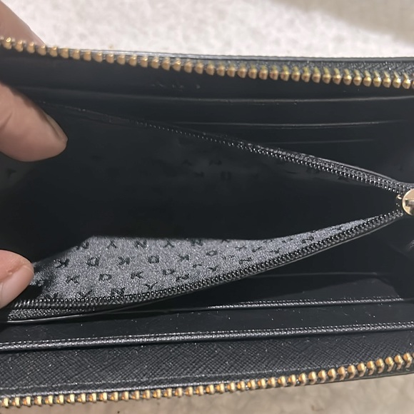 DKNY Large Shoulder bag NWOT & DKNY Wallet with 2 Earrings - Picture 13 of 14